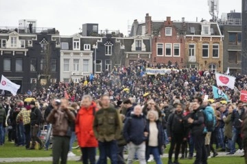 Hollandalılar Covid-19 kısıtlamalarını itiraz etmek için sokaklara döküldü