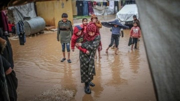 İdlib'de sular altında artan sebepten aşkın kampta binlerce eş viran oldu