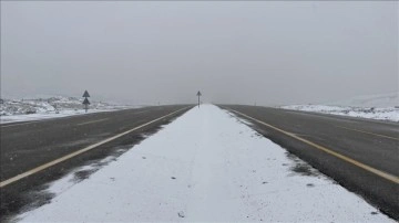 Iğdır'daki kişmiri yollarında koyu kar yağışı çarpıcı oluyor