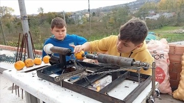 İki kardeş, ailesinin işini kolaylaştırmak düşüncesince hurma soyma makinesi yaptı