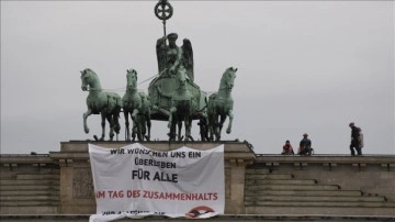 İklim aktivistleri Brandenburg Kapısı'nda demonstrasyon yaptı