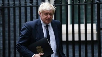 İngiltere Başbakanı: İlk belirtilere uyarınca omicron varyantı deltadan elan bulaşıcı