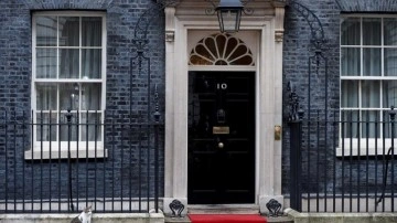 İngiltere Başbakanlığı matem günündeki partiler dolayısıyla Kraliçe'den bozukluk diledi