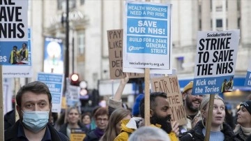 İngiltere'de sağlık mensuplarının grevine dayanaklık etmek yürüyüşü düzenlendi