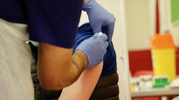 İngiltere'de tamamı yetişkinlere güçlendirici Kovid-19 aşısı sunulacak