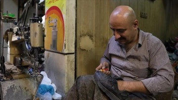 Iraklı ayakkabı tamircisi, dedesinden devraldığı mesleği 30 senedir tutkuyla sürdürüyor