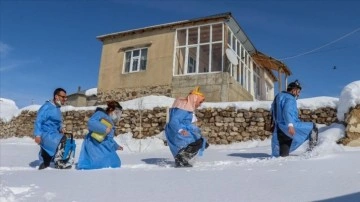 İran sınırında karlı metodları aşarak telkih emek harcaması yürütüyorlar