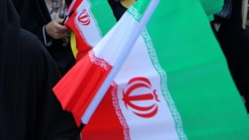 İran'da gözaltına tahsil edilen dinç kadının ölmesi için başlamış olan gösteriler sürüyor