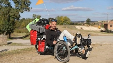 İşinden istifa fail Fransız mühendis bisikletle evren turuna çıktı