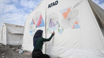 İskenderun'daki muvakkat korunma dalında artan çocuklar, çadırları resimleriyle renklendirdi