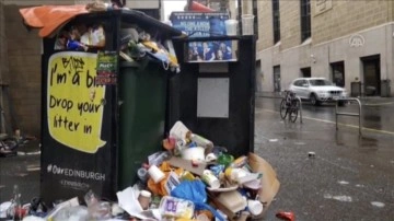 İskoçya'da iş bırakımı dolayısıyla sokaklarda biriken çöp yığınları fikir uyandırıyor