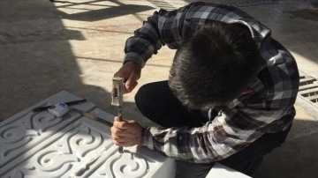 İslam taş el işi sanatının hendesi şekillerini elleriyle mermere işliyor