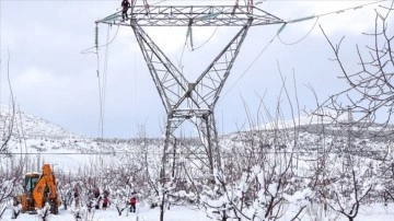 Isparta'da elektrik kesintisinin giderilmesi ve karla mücadele emekleri sürüyor