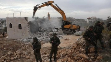 İsrail askerleri Batı Şeria'da Filistinli müşterek ailenin evini yıktı