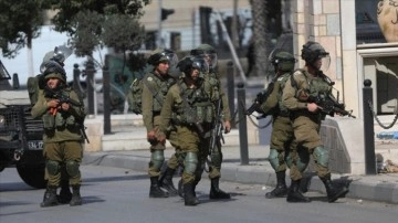 İsrail güçleri ikisi bebek 13 Filistinliyi gözaltına aldı