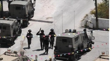 İsrail güçleri ikisi bebek 20 Filistinliyi gözaltına aldı