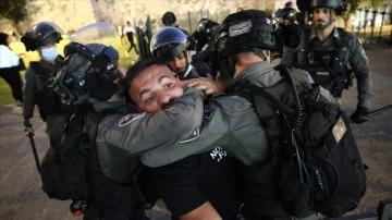 İsrail güçleri Kudüs'te bazısı Filistinlileri darbetti, 2 gazeteciyi gözaltına aldı