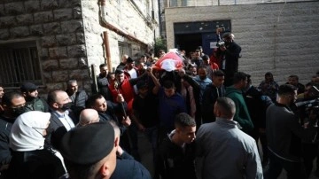 İsrail'in birlikte senedir alıkoyduğu Filistinli çocuğun cenazesi toprağa verildi