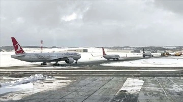İstanbul Havalimanı'nda karla savaş emek harcamaları sürüyor
