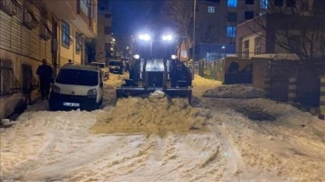 İstanbul'da müşterek insan sokağındaki karları özlük iş makinesiyle temizledi