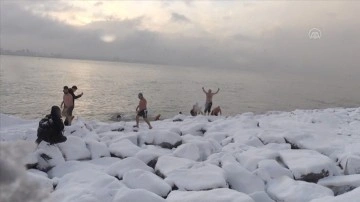 İstanbul'da buz kabilinden havada denizde yüzdüler