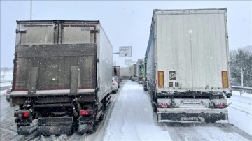 İstanbul'da gündüz boyu devam eden kar yağışı ulaşımı aksattı