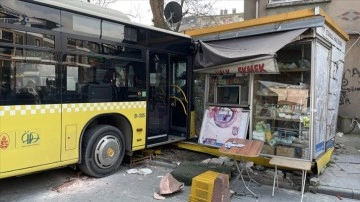 İstanbul'da İETT otobüsü ahali atlatmak büfesine çarptı