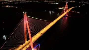 İstanbul'da dü güreşçi köprüsü 'radyasyon onkolojisi farkındalığı' düşüncesince turuncuya büründü