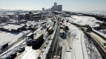 İstanbul'da kar dolayısıyla yola bırakılan vesait kaldırılıyor