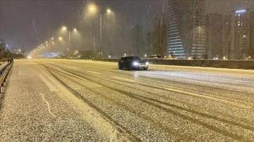 İstanbul'da kar yağışı tesirini artırdı