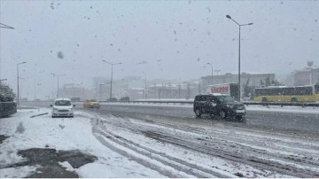 İstanbul'da karla uğraş bitmeme ediyor