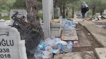 İstanbul'da mezarlıklardaki çöp birikintileri aksülamel çekti