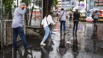İstanbul'da sağanak yağış çarpıcı oluyor
