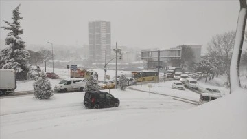 İstanbul'da dolgun nakil araçları ve arabalar karlı yollarda kaldı