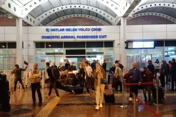 İstanbul’dan gelen uçak Antalya’ya 6 saatte inebildi