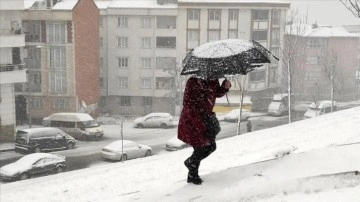 İstanbul'un kimi ilçelerinde kar can alıcı oluyor
