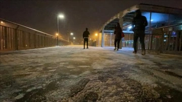 İstanbul'un birtakımı ilçelerinde kar yağışı aralıklarla bitmeme ediyor