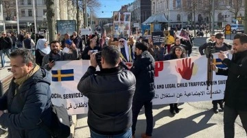 İsveç'te evlatları ellerinden alınan aileler gösterilerine bitmeme ediyor