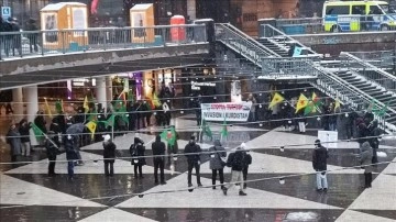 İsveç'te terör örgütü PKK/YPG yandaşları destursuz demonstrasyon düzenledi