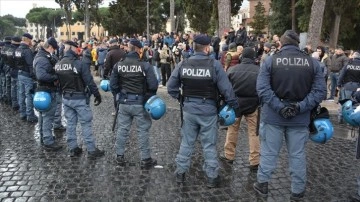 İtalya'da aşı karşıtlarından hükûmet merkezi Roma'da protesto