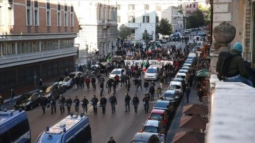 İtalya'da taksiciler umumi greve tedricen meydanlara indi