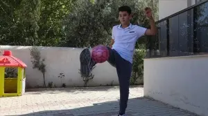 İzmir depreminin simge isimlerinden Günay geçirdiği ameliyatların ardından futbol oynamaya başladı