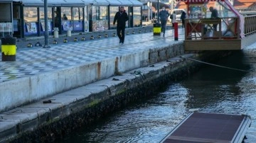 İzmir'de bahir suyu, poyraz dolayısıyla kısaca 60 santim çekildi