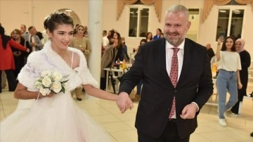 İzmir'de gelinlik giyme imgesel kuran otizmli canlı kız düşüncesince temsili düğün yapıldı