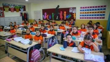 İzmir'de öğrenciler sınıflara maskesiz girmenin mutluluğunu yaşadı