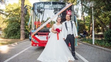 İzmir'de otobüs şoförlüğü eden çift, nikaha süsledikleri şehremaneti otobüsüyle gitti