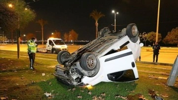 İzmir’de takla atan otomobilin sürücüsü görüngü yerinden kaçtı