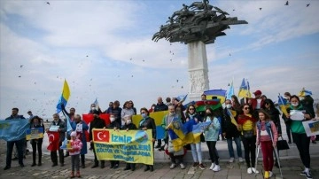 İzmir'de canlı Ukraynalılar, Rusya'nın saldırısını kınadı