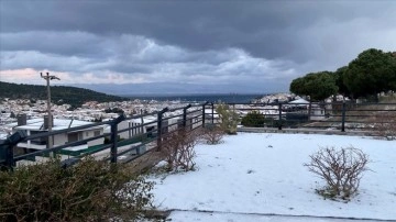 İzmir'in Çeşme ilçesinde kar yağıyor