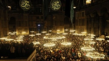 Kadir Gecesi İstanbul'daki camilerde coşkuyla algı ediliyor